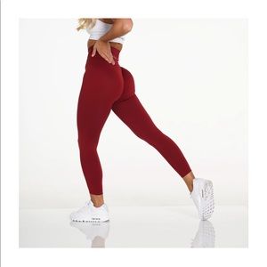 NVGTN Carmine Solid Seamless Leggings